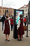 1197 Elektronický informačný panel s dotykovým displejom na ulici. 