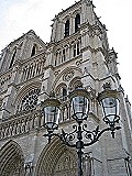 V historickom centre Paríža horí svetoznáma katedrála  Notre-Dame.