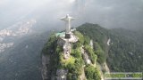  Nezabudnuteľný pohľad na Rio de Janeiro a samotný monument Ježiša Krista poskytne let vrtuľníkom, ktorý je možné prenajať. Stredne dlhý let trvá  cca  10 min a piloti presne vedia, čo turisti chcú vidieť a fotografovať. 