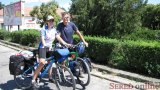  Cykloturisti Fabienne Bigler a Ruedi Gubler zo Svajciarska sa v Seredi zastavili na ceste Slovenskom