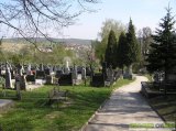  Turistický chodník vedie miestnym cintorínom.