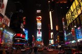  Times Square v New Yorku zije vo dne v noci. Namestie plne velkorozmernych digitalnych reklamnych obrazoviek stale laka miliony turistov z celeho sveta, ktori New York mimo ine nazyvaju "hlavnym mestom sveta"