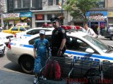  Aj takto sa robi image policii. Plati to vsak iba u policajta, ktory nesiel do PZ len pre to, ze inde by sa neuzivil...  New York 2008