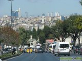  Istanbul - brána do Orientu. Mesto, ktoré sa rozkladá ako v Európe, tak v Ázii. Istanbul kontroluje vstup do jedného z najvyťaženejších prieplavov sveta  Bospor - Dardanely. Jazda v centre Istanbulu si vyžaduje dobré vodičské skúsenosti. Pravidlá vodiči rešpektujú dosť málo, no voči sebe sú pomerne tolerantní. Nuž čo, Orient...